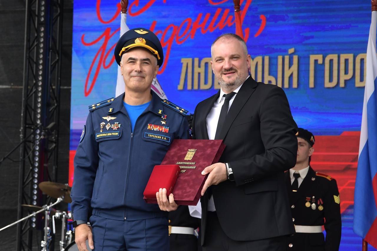 С Днём космонавтики!. В этот день в 1961 году Юрий Гагарин совершил первый в истории человечества космический полет, открыв новую эру в освоении космоса С Днём космонавтики!. В этот день в 1961 году Юрий Гагарин совершил первый в истории человечества космический полет, открыв новую эру в освоении космоса