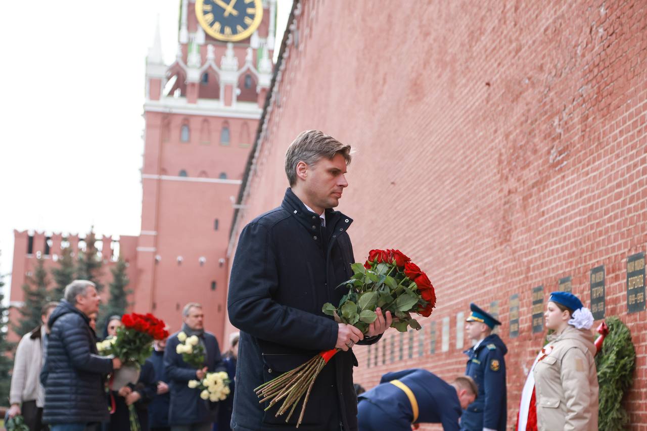 Дмитрий Баканов почтил память первых покорителей космоса Дмитрий Баканов почтил память первых покорителей космоса
