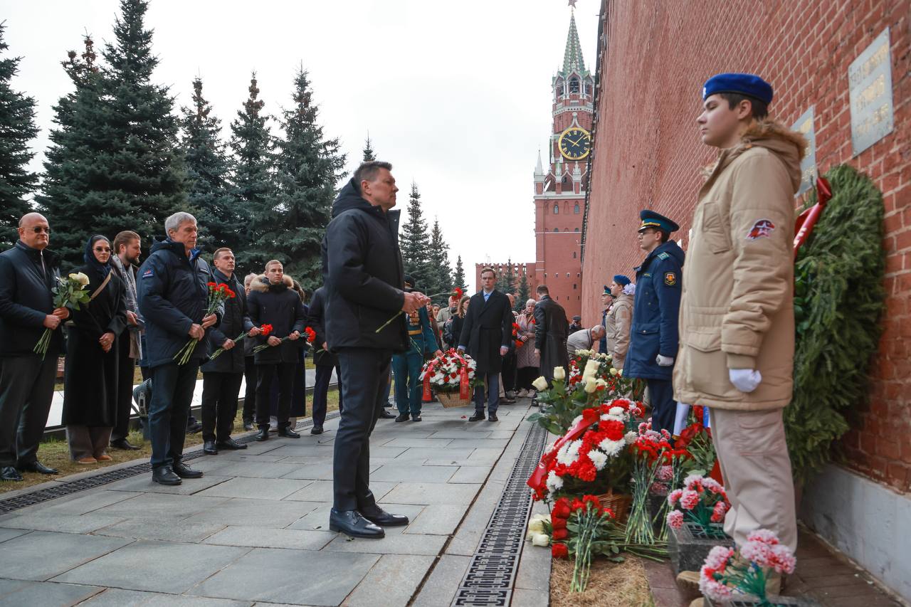 Дмитрий Баканов почтил память первых покорителей космоса Дмитрий Баканов почтил память первых покорителей космоса
