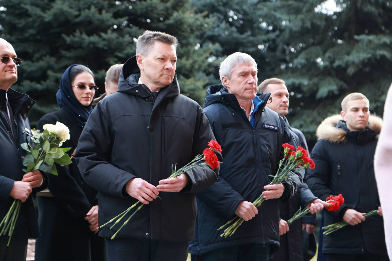 Дмитрий Баканов почтил память первых покорителей космоса Дмитрий Баканов почтил память первых покорителей космоса