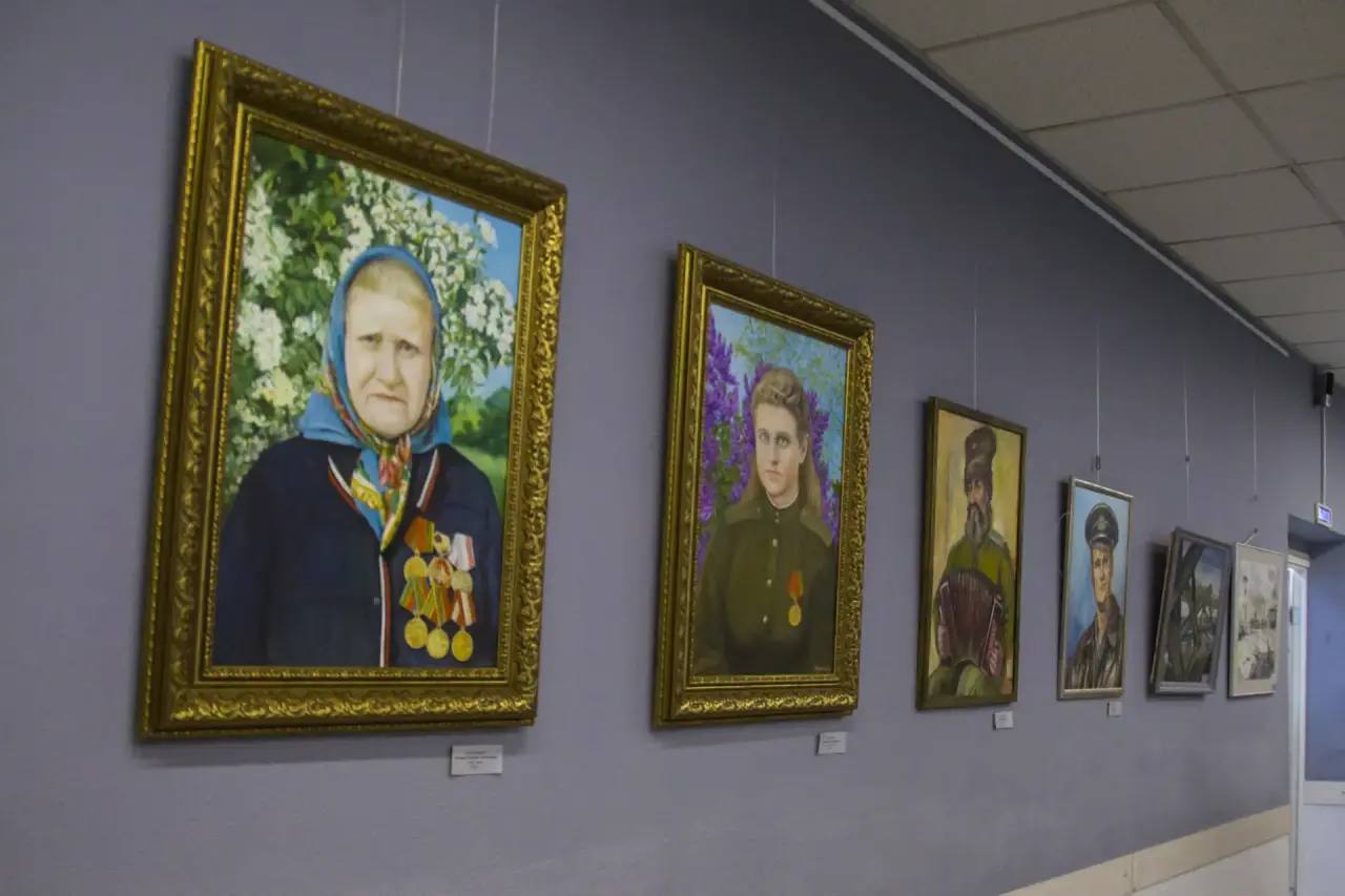 В библиотеке имени А. Горловского открылась выставка под названием «Палитра героизма»