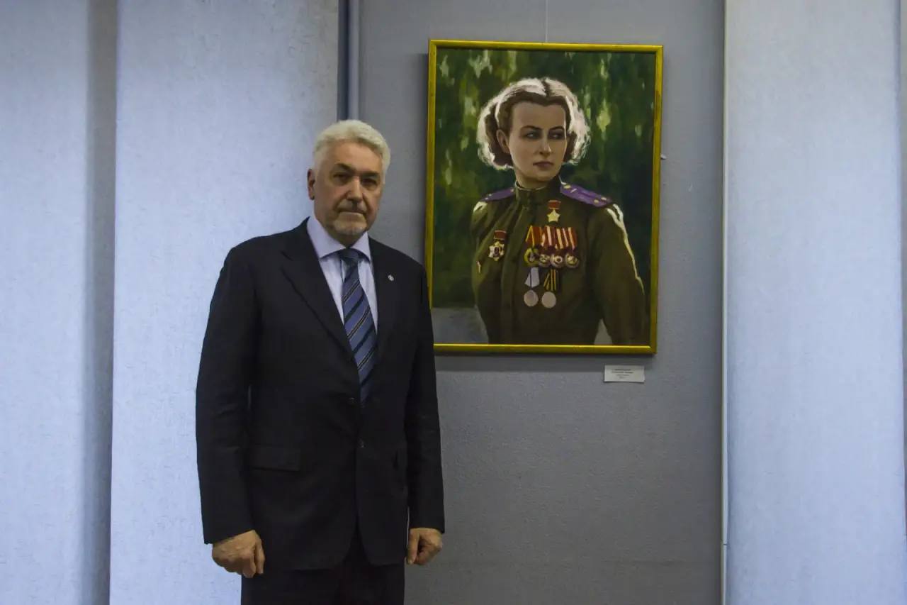 В библиотеке имени А. Горловского открылась выставка под названием «Палитра героизма» В библиотеке имени А. Горловского открылась выставка под названием «Палитра героизма»