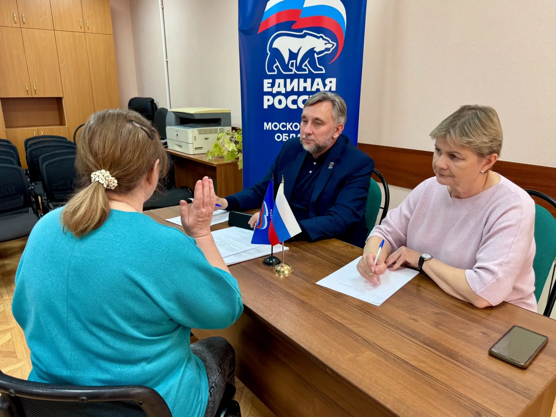 Депутат Мособлдумы Олег Жолобов провёл выездной депутатский приём в ТУ «Гжель» Депутат Мособлдумы Олег Жолобов провёл выездной депутатский приём в ТУ «Гжель»