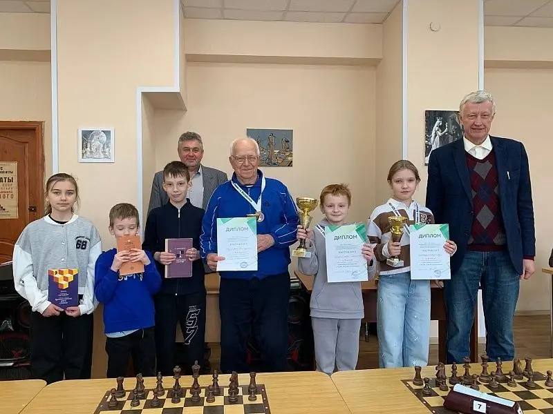 В рамках проекта «Успех в единстве поколений» Единой России в Воскресенском шахматном клубе состоялся праздничный турнир, посвященный Дню космонавтики В рамках проекта «Успех в единстве поколений» Единой России в Воскресенском шахматном клубе состоялся праздничный турнир, посвященный Дню космонавтики