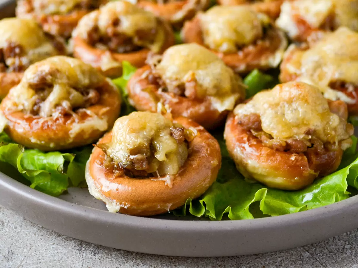 Сушки с фаршем и грибами: идеальная закуска, которая покорит любого