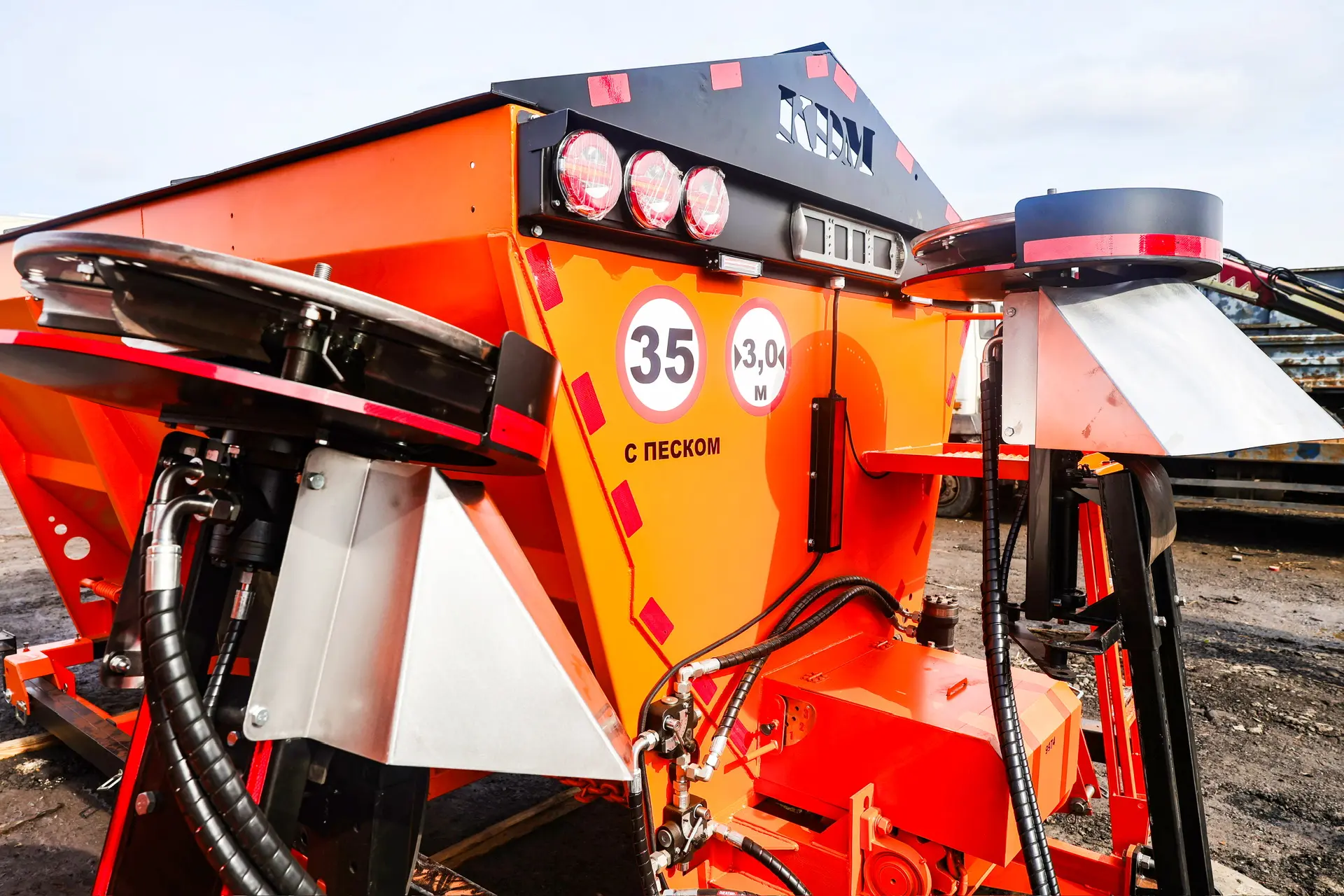 Юлия Купецкая: Три новые комбинированные дорожные машины поступили на базу Леспаркхоза Юлия Купецкая: Три новые комбинированные дорожные машины поступили на базу Леспаркхоза