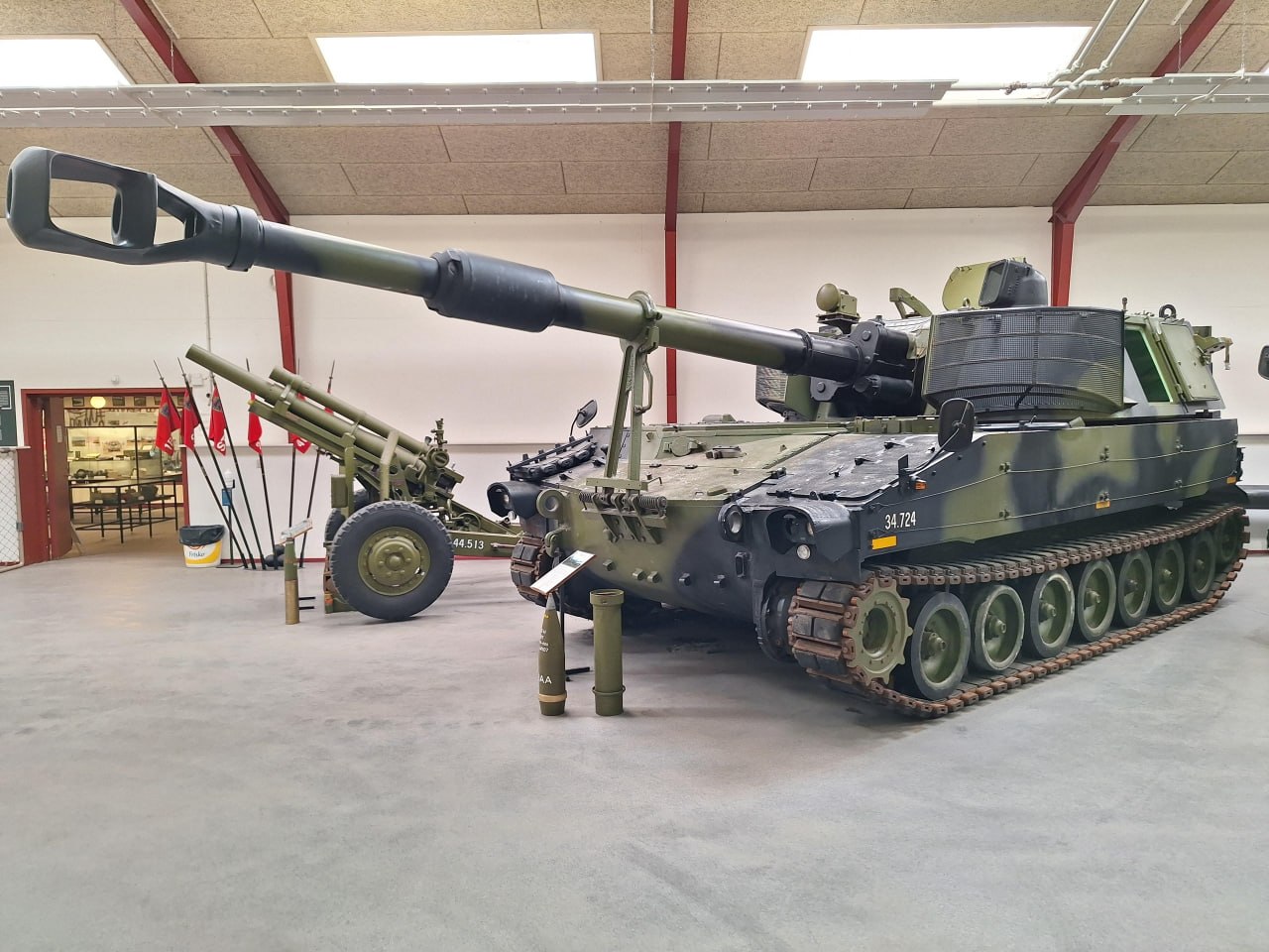 155-мм САУ M109A3DK Королевской датской армии в Музее танков и артиллерии в Оксбёль, Дания
