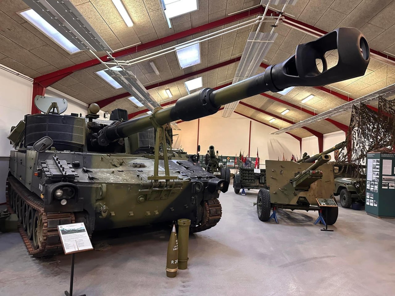 155-мм САУ M109A3DK Королевской датской армии в Музее танков и артиллерии в Оксбёль, Дания 155-мм САУ M109A3DK Королевской датской армии в Музее танков и артиллерии в Оксбёль, Дания
