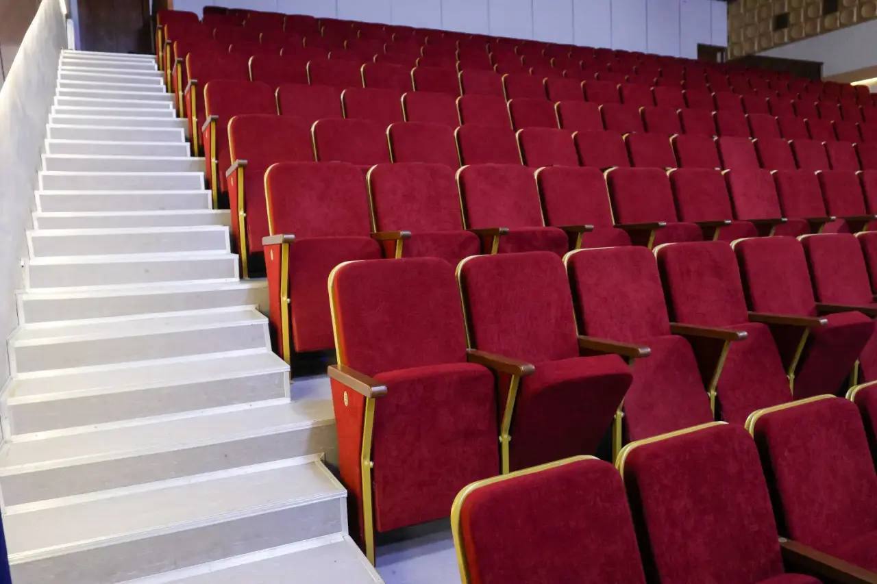 Депутат Московской областной Думы Олег Жолобов проверил итоги ремонта в Доме культуры имени Лепсе Депутат Московской областной Думы Олег Жолобов проверил итоги ремонта в Доме культуры имени Лепсе