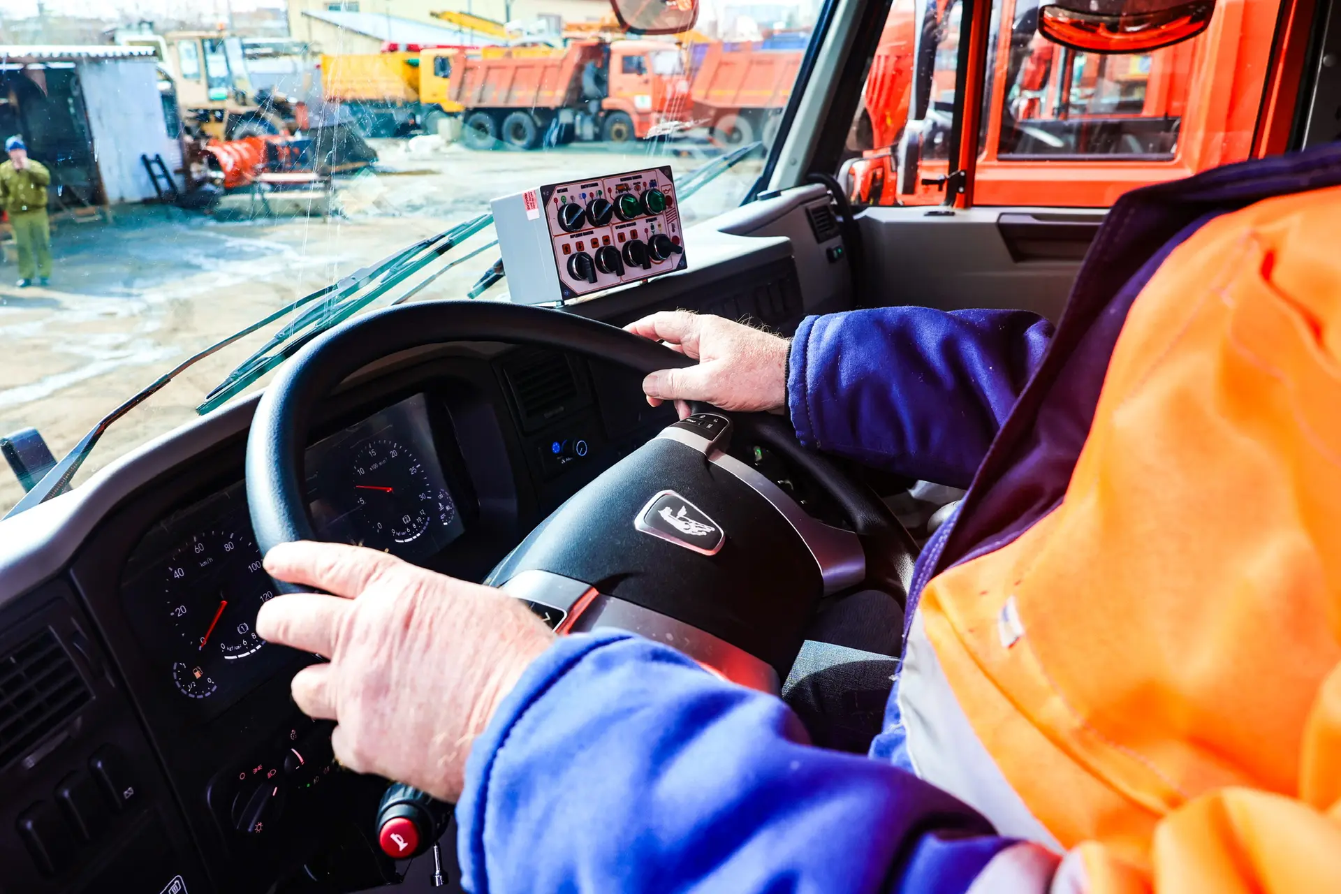 Юлия Купецкая: Три новые комбинированные дорожные машины поступили на базу Леспаркхоза Юлия Купецкая: Три новые комбинированные дорожные машины поступили на базу Леспаркхоза