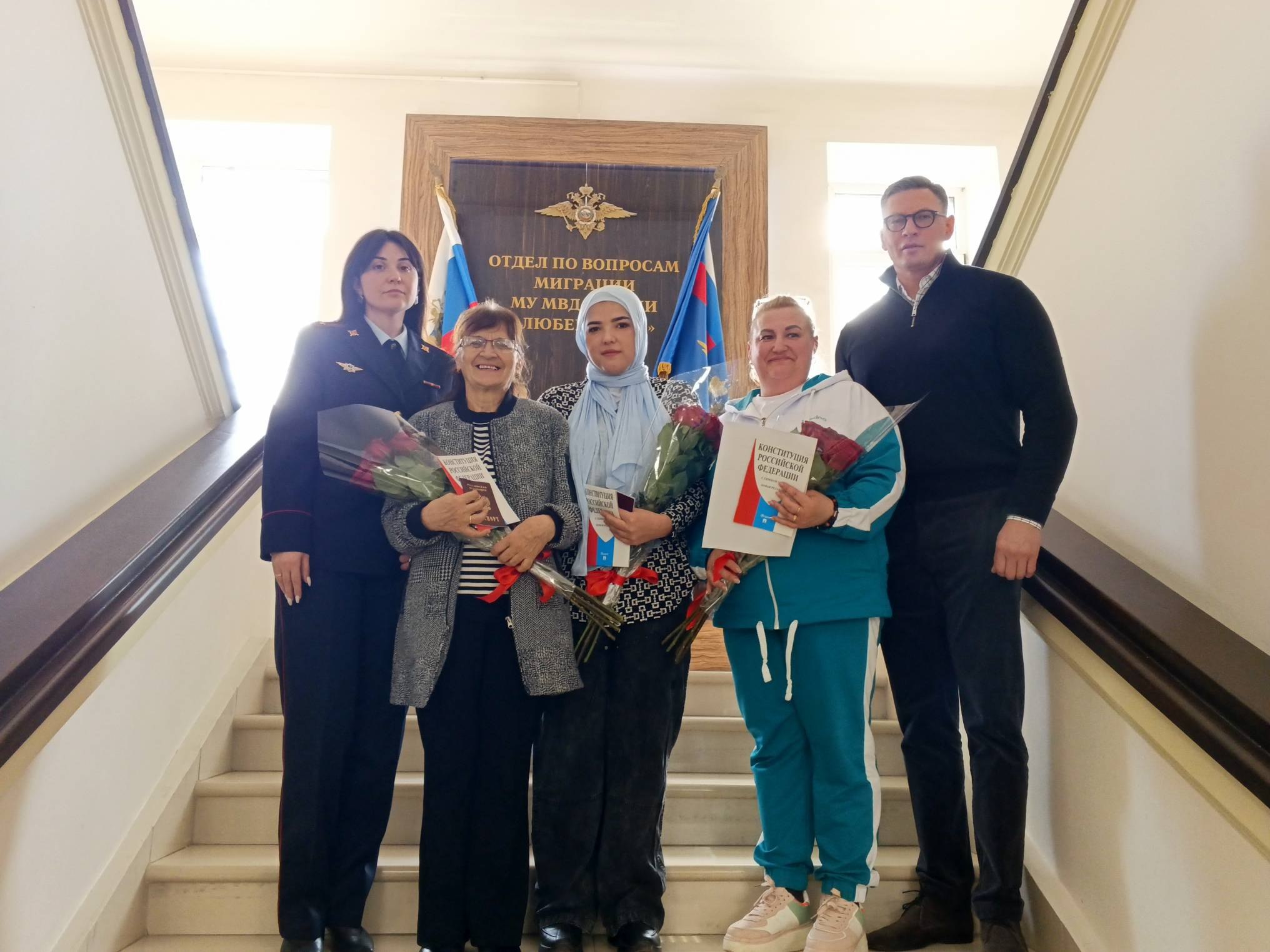 В МУ МВД России «Люберецкое» семьям участников СВО вручили паспорта гражданина Российской Федерации В МУ МВД России «Люберецкое» семьям участников СВО вручили паспорта гражданина Российской Федерации