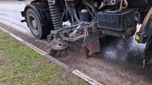 В городе повсеместно и на регулярной основе ведутся работы по уборке дорожного полотна