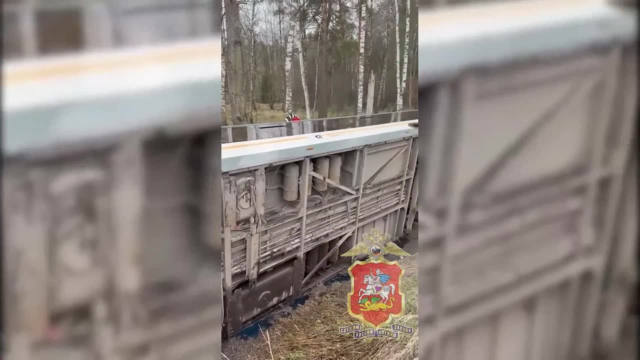 Автобус с пассажирами улетел в кювет в Подмосковье