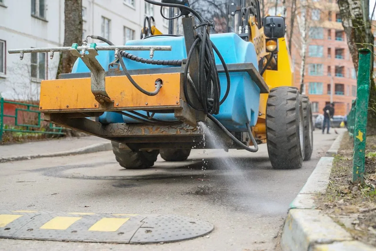 Улицы Химок приводят в порядок к тёплому сезону Улицы Химок приводят в порядок к тёплому сезону