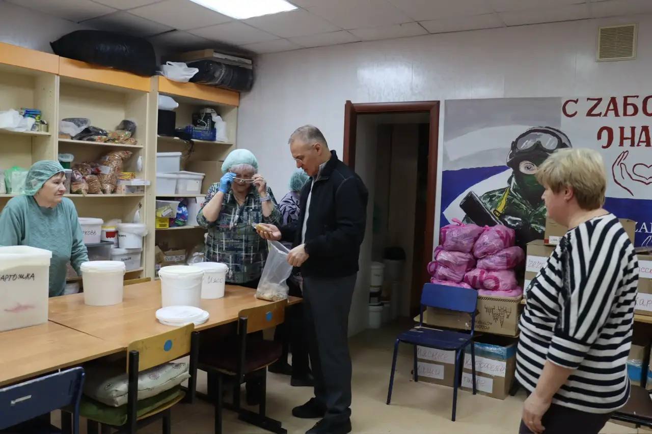 Когда помощь объединяет: депутат Госдумы Александр Коган посетил волонтерский центр в Дубнево Когда помощь объединяет: депутат Госдумы Александр Коган посетил волонтерский центр в Дубнево