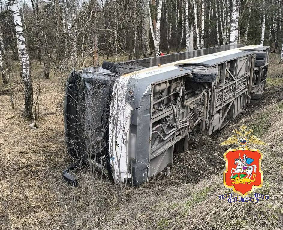 Рейсовый автобус улетел в кювет в Подмосковье