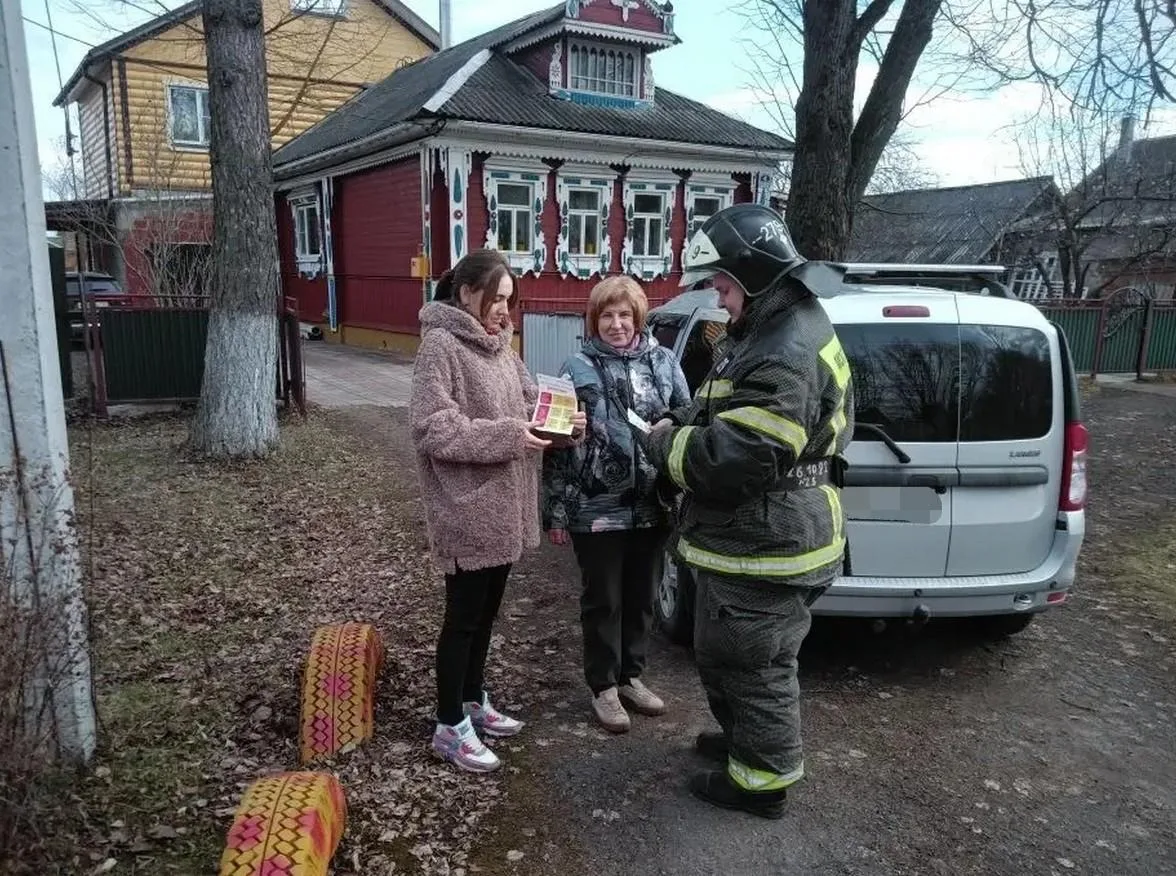 Работники 279-й пожарно-спасательной части ГКУ МО «Мособлпожспас» провели профилактический рейд с жителями деревни Аксёново
