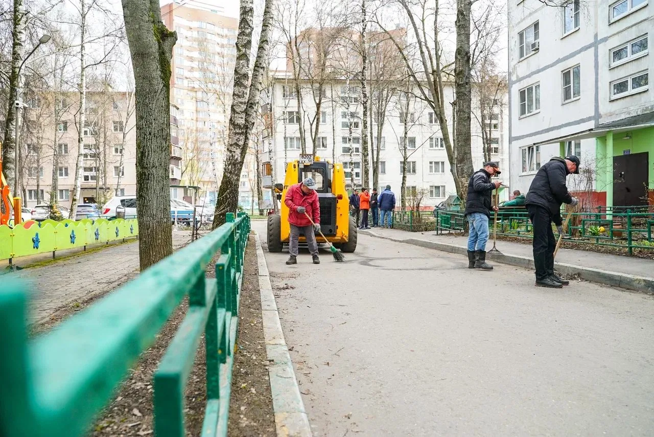 Улицы Химок приводят в порядок к тёплому сезону Улицы Химок приводят в порядок к тёплому сезону