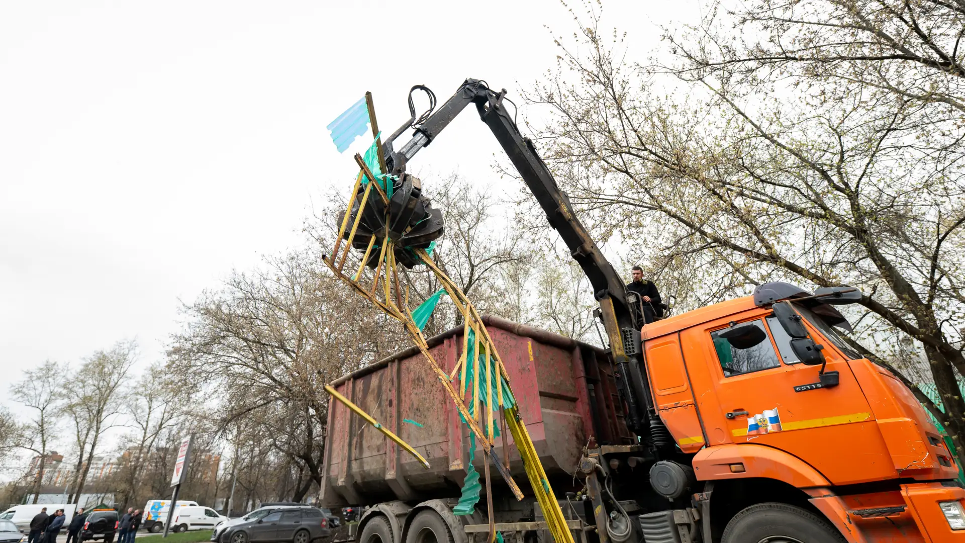 Очередную незаконную крытую парковку демонтируют в Люберцах Очередную незаконную крытую парковку демонтируют в Люберцах