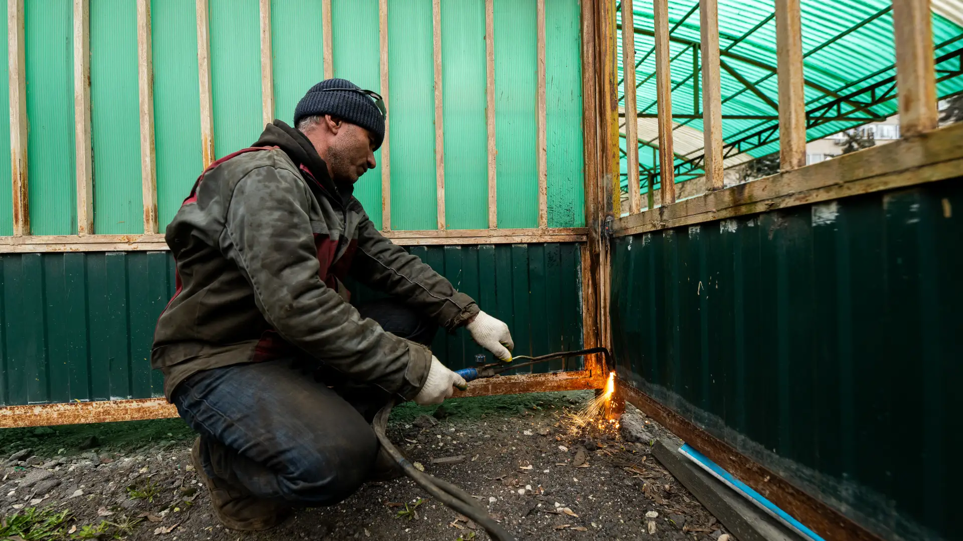 Очередную незаконную крытую парковку демонтируют в Люберцах Очередную незаконную крытую парковку демонтируют в Люберцах