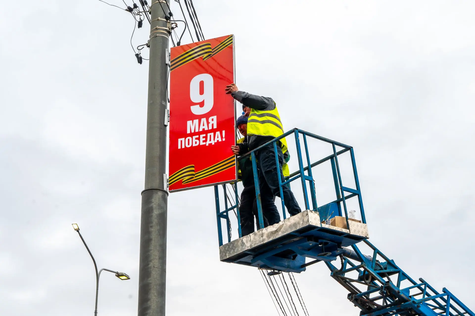 Вчера мы показывали, как вешали световые конструкции у «Ёлочек»