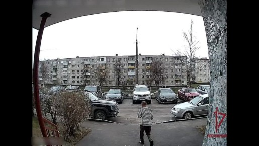 Сотрудники вневедомственной охраны Главного управления Росгвардии по Московской области задержали мужчину, бегавшего с топором в руках около жилого дома и детской площадки в Ступино