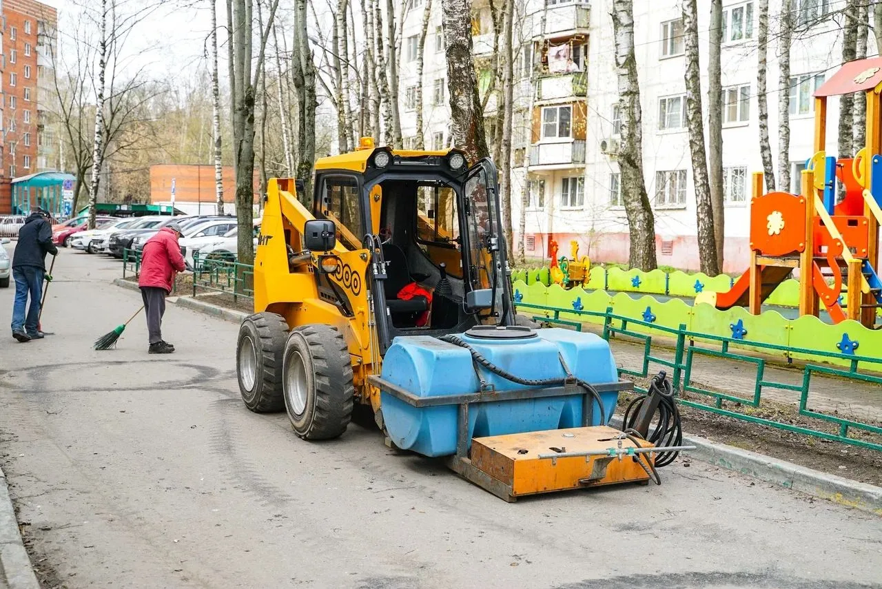 Улицы Химок приводят в порядок к тёплому сезону