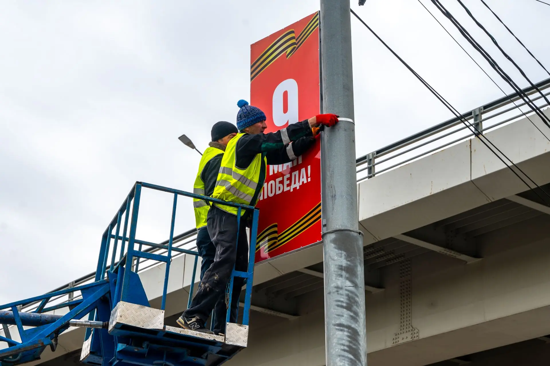 Вчера мы показывали, как вешали световые конструкции у «Ёлочек» Вчера мы показывали, как вешали световые конструкции у «Ёлочек»