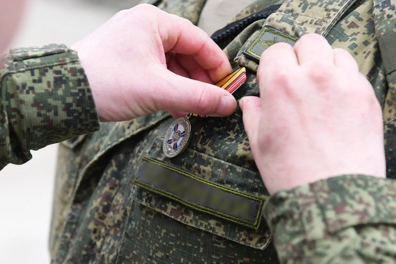 Личному составу 210 зенитно-ракетного полка, дислоцированного в Дмитровском округе, вручили государственные награды в честь Дня войск ПВО