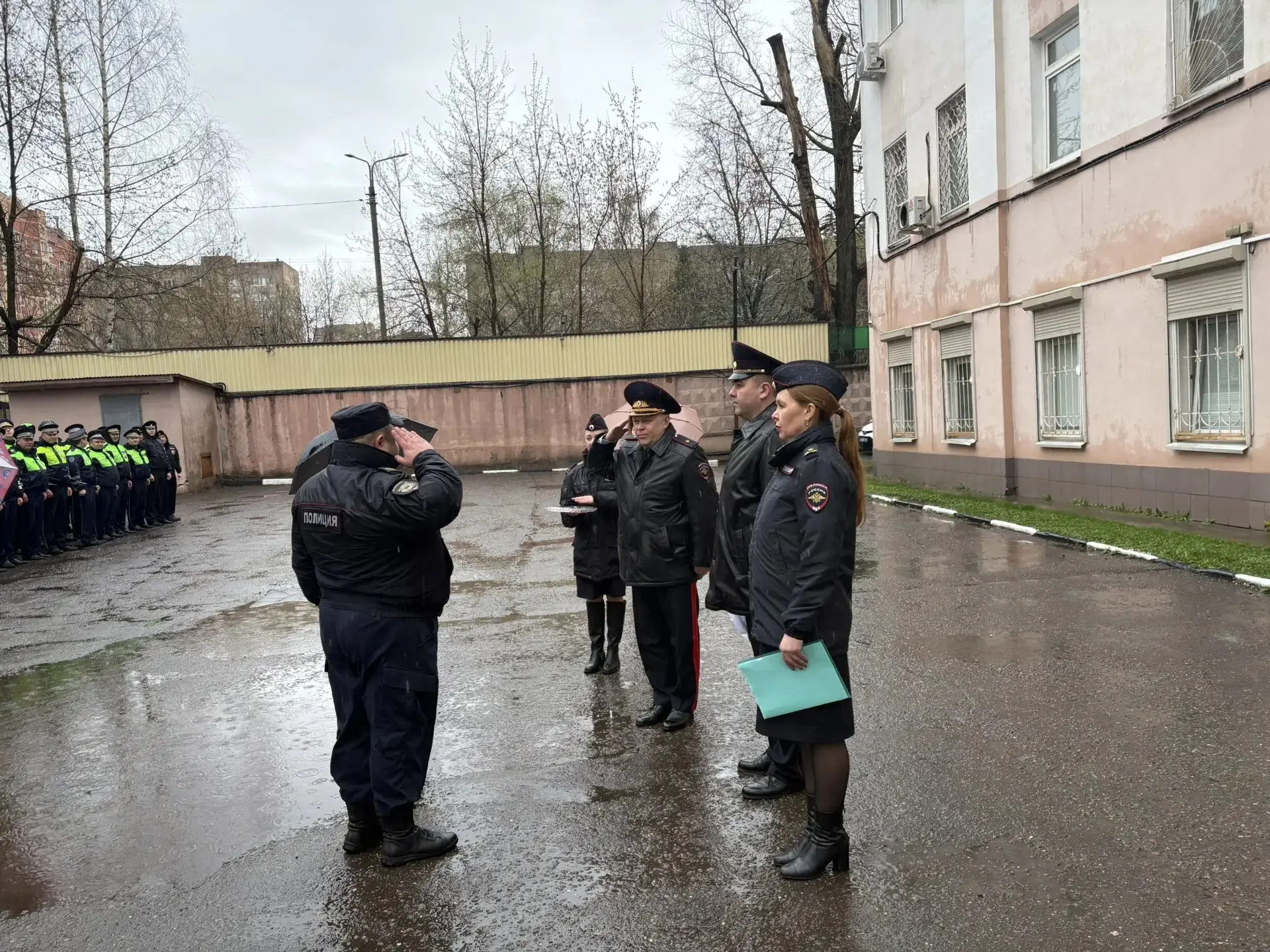 Заместитель начальника подмосковного Главка МВД России генерал-майор полиции Сергей Мизонов вручил ключи от микроавтобуса многодетному полицейскому, воспитывающему десятерых детей Заместитель начальника подмосковного Главка МВД России генерал-майор полиции Сергей Мизонов вручил ключи от микроавтобуса многодетному полицейскому, воспитывающему десятерых детей