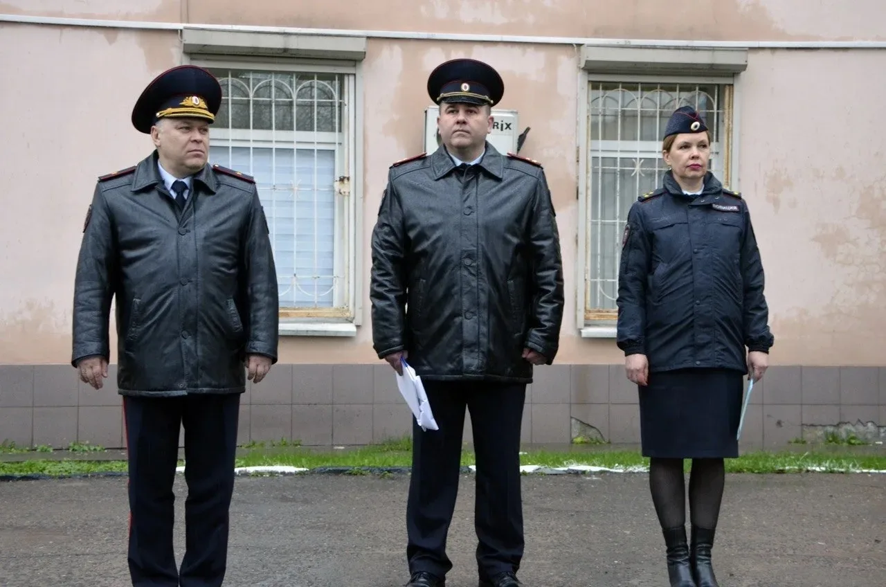 Заместитель начальника подмосковного Главка МВД России генерал-майор полиции Сергей Мизонов вручил ключи от микроавтобуса многодетному полицейскому, воспитывающему десятерых детей