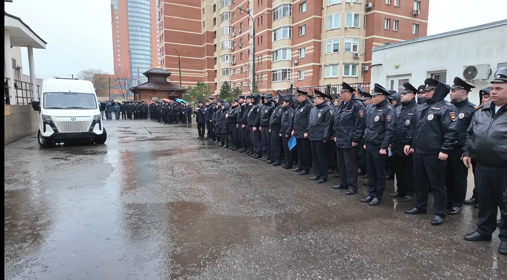 Заместитель начальника подмосковного Главка МВД России генерал-майор полиции Сергей Мизонов вручил ключи от микроавтобуса многодетному полицейскому, воспитывающему десятерых детей Заместитель начальника подмосковного Главка МВД России генерал-майор полиции Сергей Мизонов вручил ключи от микроавтобуса многодетному полицейскому, воспитывающему десятерых детей