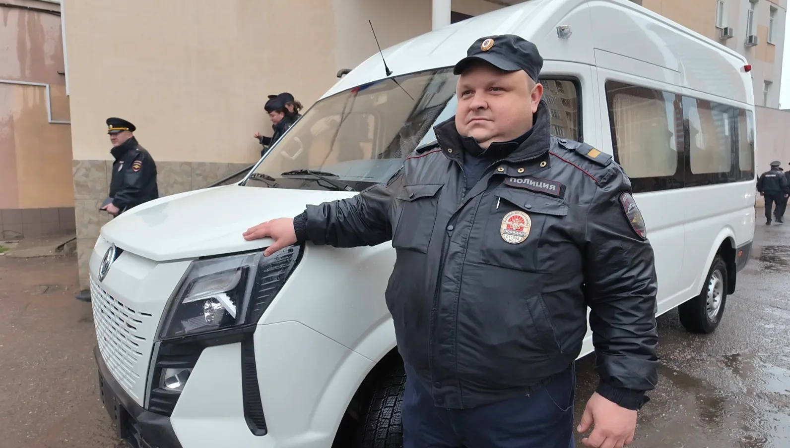 Заместитель начальника подмосковного Главка МВД России генерал-майор полиции Сергей Мизонов вручил ключи от микроавтобуса многодетному полицейскому, воспитывающему десятерых детей Заместитель начальника подмосковного Главка МВД России генерал-майор полиции Сергей Мизонов вручил ключи от микроавтобуса многодетному полицейскому, воспитывающему десятерых детей