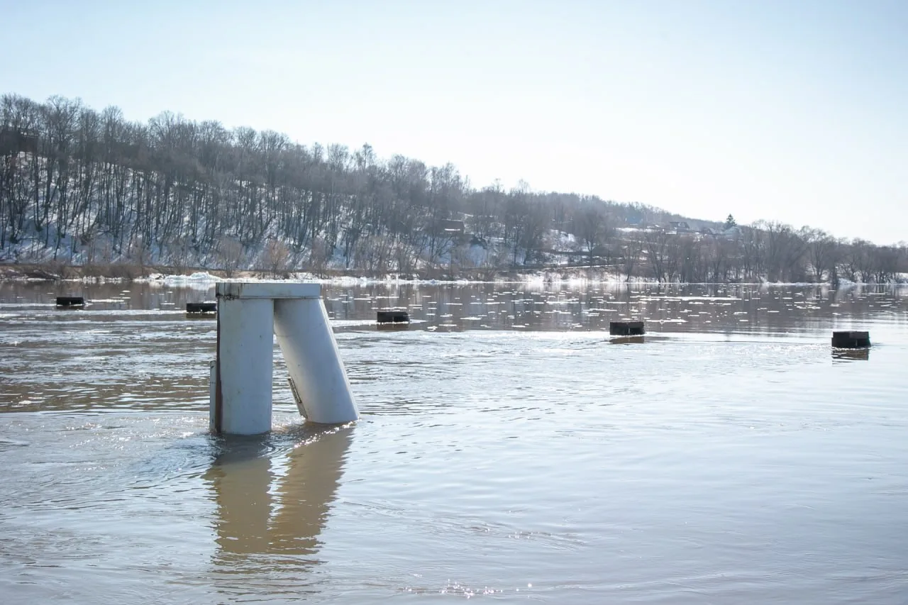 В среду, 15 апреля, в Озёрах на Оке с самого утра начались работы по сведению наплавного моста