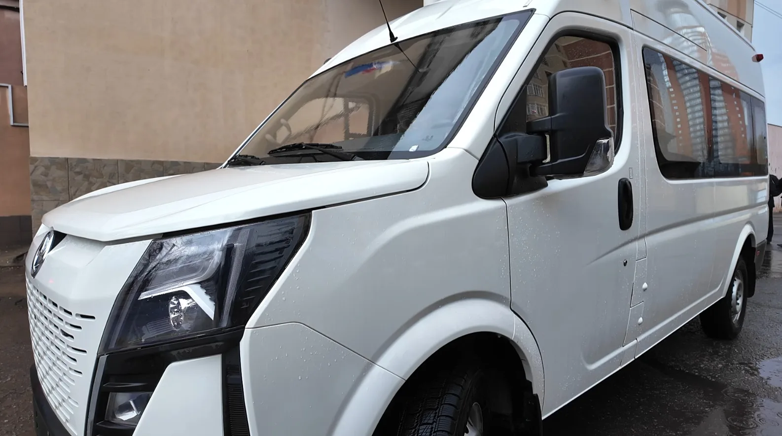 Заместитель начальника подмосковного Главка МВД России генерал-майор полиции Сергей Мизонов вручил ключи от микроавтобуса многодетному полицейскому, воспитывающему десятерых детей Заместитель начальника подмосковного Главка МВД России генерал-майор полиции Сергей Мизонов вручил ключи от микроавтобуса многодетному полицейскому, воспитывающему десятерых детей