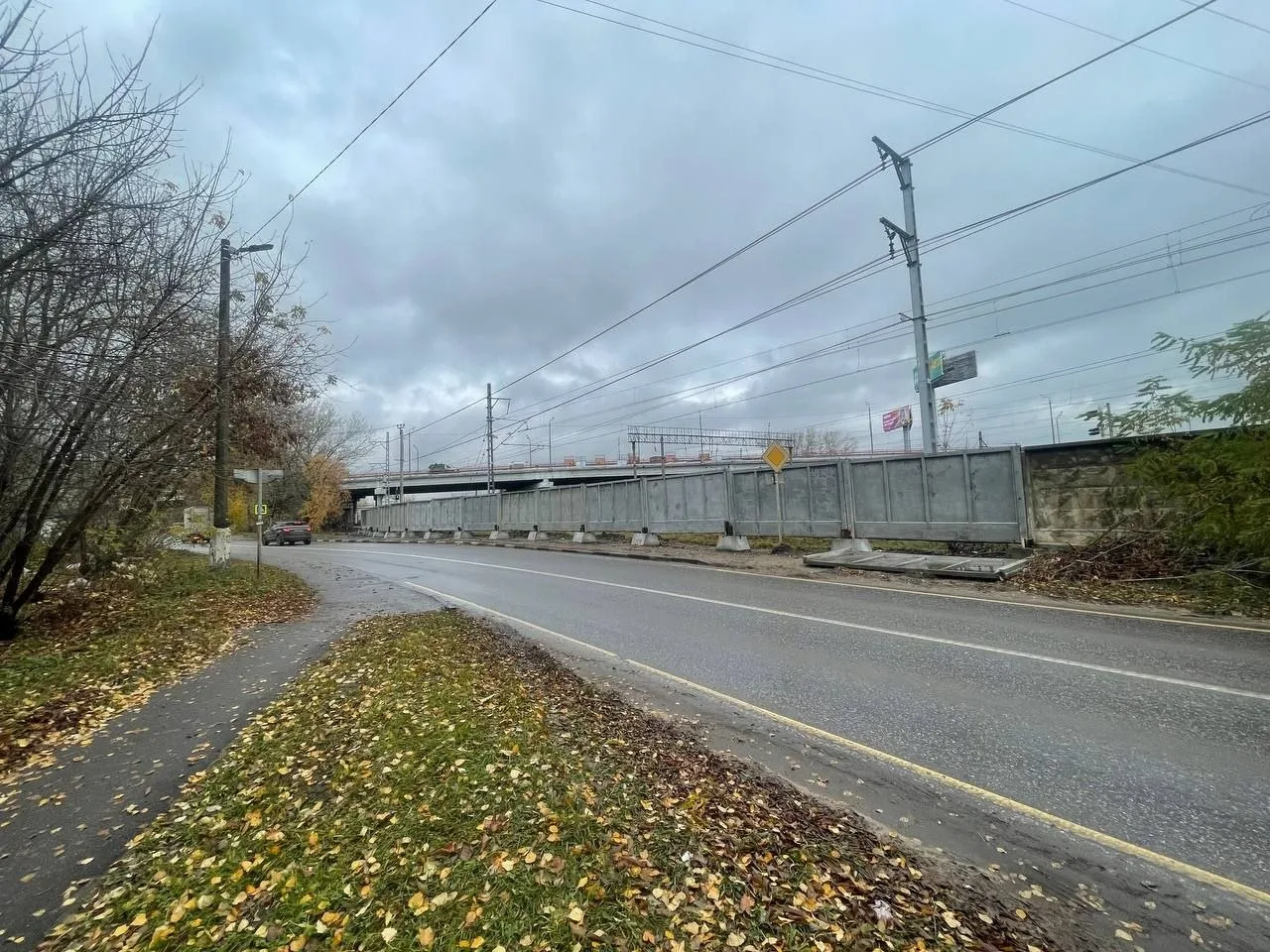 Более 100 метров ограждений вдоль железной дороги смонтировали в Люберцах с начала года