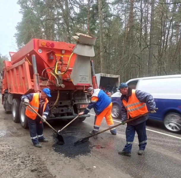 В городском округе Воскресенск сотрудники МБУ «Благоустройство и озеленение» продолжают работы по уборке и содержанию территорий
