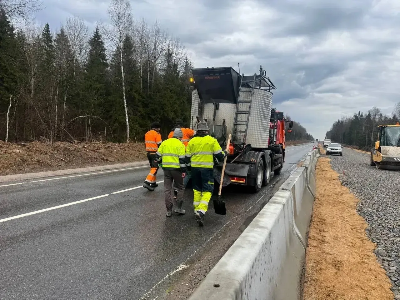 По обращениям жителей на участке трассы А-108 проведён ямочный ремонт По обращениям жителей на участке трассы А-108 проведён ямочный ремонт