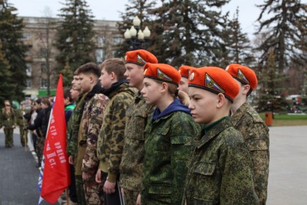 Шаг в профессию героя: юные спасатели Ступино соревновались на главной площади округа