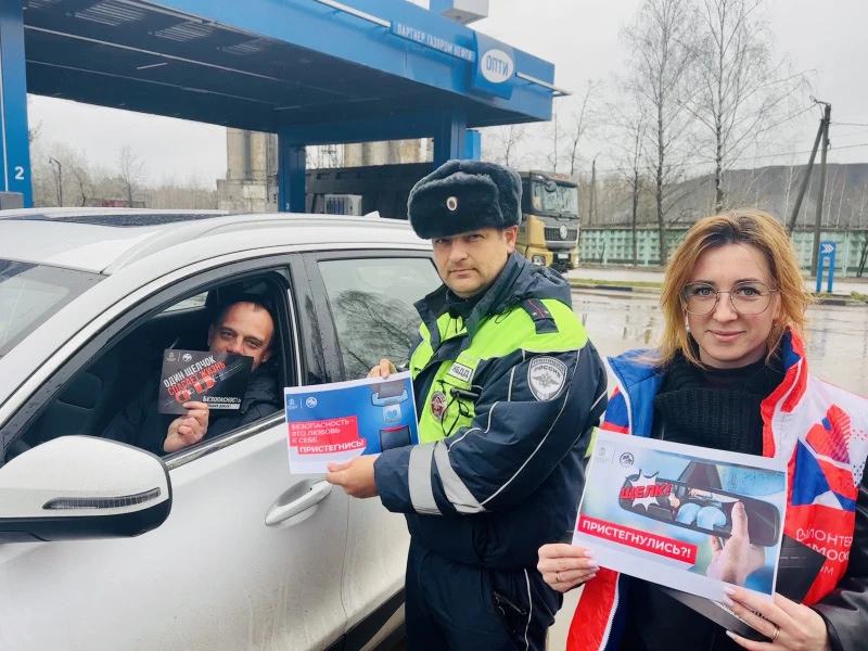 Сотрудники Госавтоинспекции, представители администрации и волонтеры провели профилактические беседы с посетителями автозаправочных станций