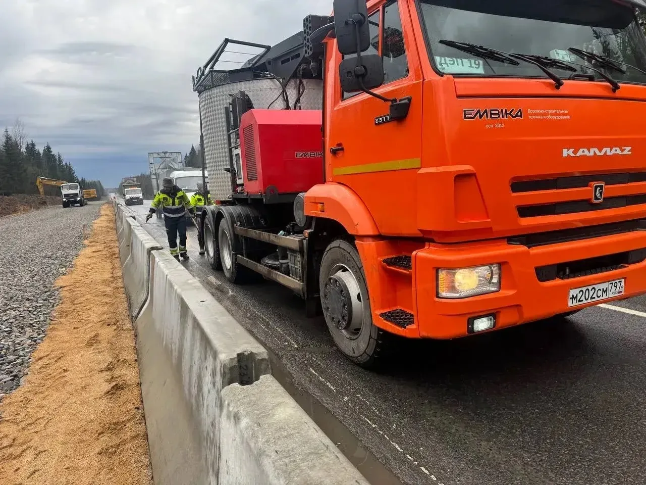 По обращениям жителей на участке трассы А-108 проведён ямочный ремонт