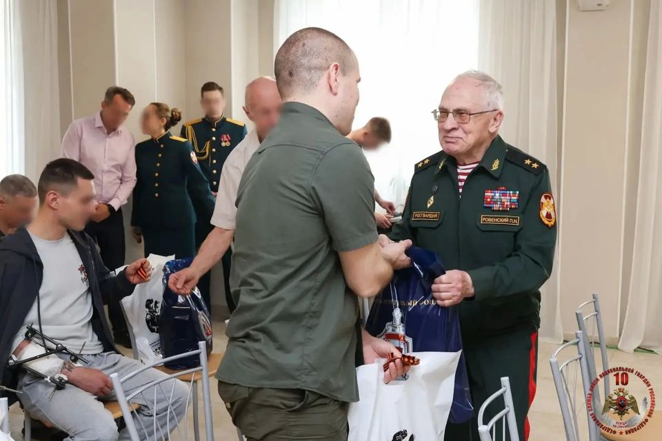 Председатель Совета ветеранов Росгвардии генерал-лейтенант Пётр Ровенский и представитель автономной некоммерческой организации «Победоносец» Александр Ещик навестили военнослужащих и сотрудников ведомства, находящихся на...