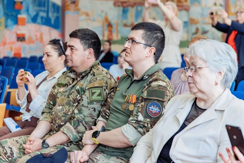 В преддверии 81й годовщины Великой Победы Молодёжный парламент ОреховоЗуевского округа совместно с учащимися и педагогами школы №17 провели муниципальный конкурс чтецов «Поэзия бессмертного подвига» В преддверии 81й годовщины Великой Победы Молодёжный парламент ОреховоЗуевского округа совместно с учащимися и педагогами школы №17 провели муниципальный конкурс чтецов «Поэзия бессмертного подвига»