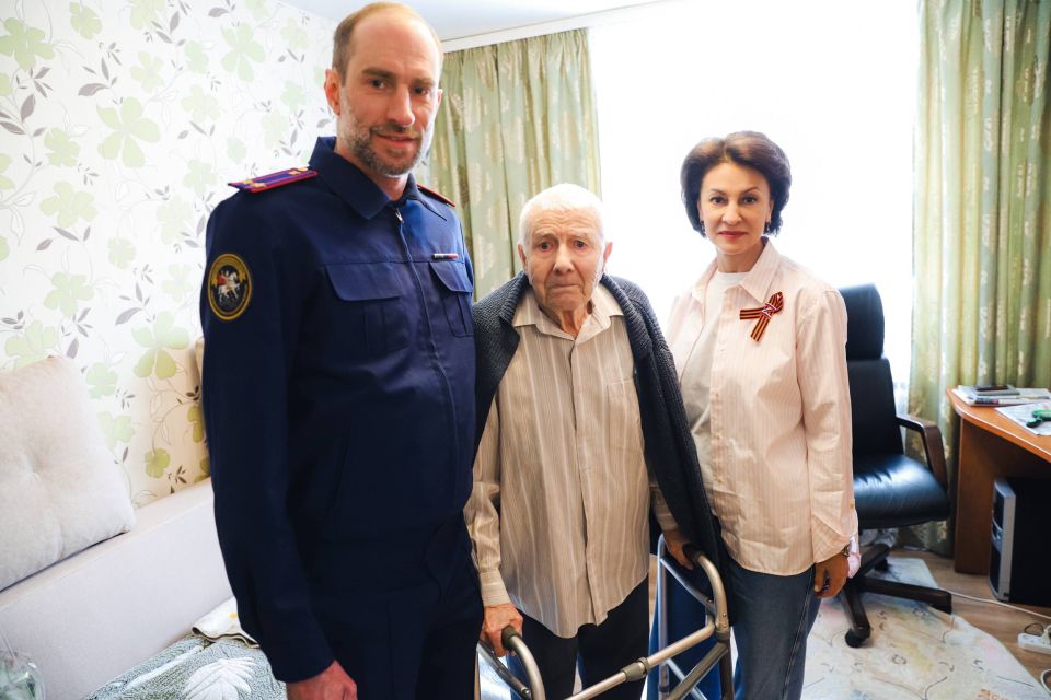 Сотрудники Главного следственного управления поздравили со 100-летним юбилеем ветерана Великой Отечественной войны