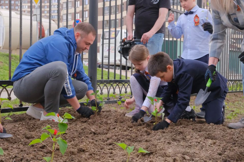 В Красногорске прошла акция «Цветы Победы» В Красногорске прошла акция «Цветы Победы»
