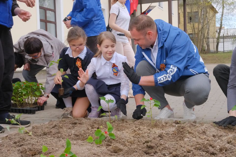 В Красногорске прошла акция «Цветы Победы» В Красногорске прошла акция «Цветы Победы»