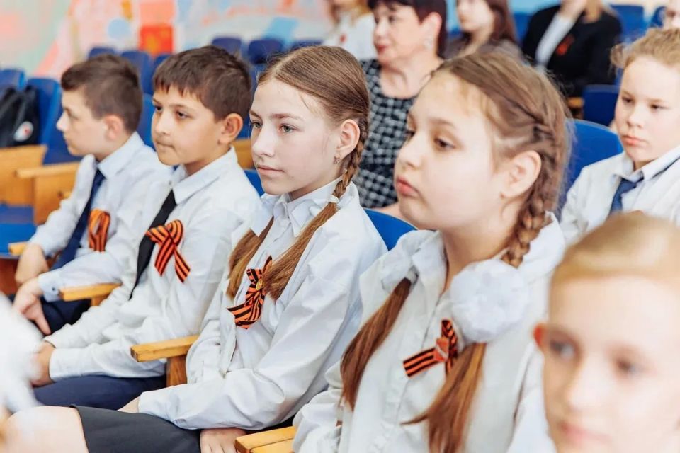 В преддверии 81й годовщины Великой Победы Молодёжный парламент ОреховоЗуевского округа совместно с учащимися и педагогами школы №17 провели муниципальный конкурс чтецов «Поэзия бессмертного подвига» В преддверии 81й годовщины Великой Победы Молодёжный парламент ОреховоЗуевского округа совместно с учащимися и педагогами школы №17 провели муниципальный конкурс чтецов «Поэзия бессмертного подвига»