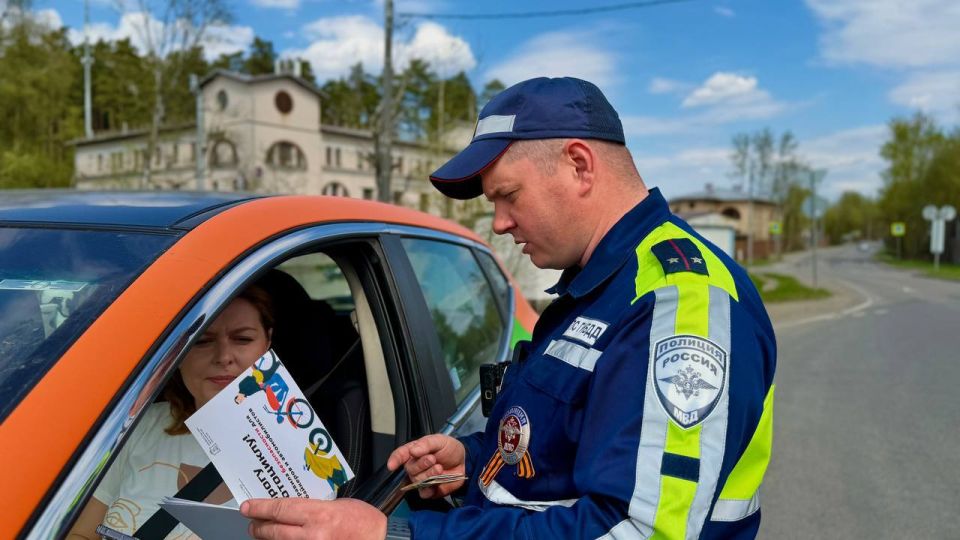 Чтобы напомнить водителям Подмосковья о правилах взаимоуважения, автоинспекторы Химок, на равне с другими отделами Госавтоинспекции, провели профилактические рейды, направленные на необходимость быть внимательными к «слепым... Чтобы напомнить водителям Подмосковья о правилах взаимоуважения, автоинспекторы Химок, на равне с другими отделами Госавтоинспекции, провели профилактические рейды, направленные на необходимость быть внимательными к «слепым...