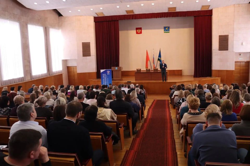 Депутат Госдумы Александр Коган встретился с коллективом администрации округа и обсудил ключевые вопросы развития территории