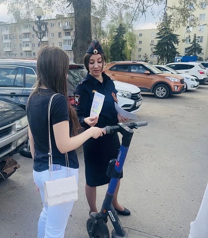 Сотрудники Госавтоинспекции совместно с волонтерами провели профилактические беседы с пользователями средств индивидуальной мобильности Сотрудники Госавтоинспекции совместно с волонтерами провели профилактические беседы с пользователями средств индивидуальной мобильности